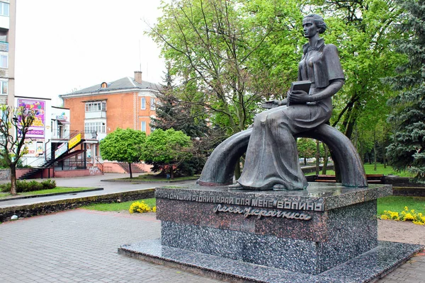 Monumento a Lesya Ukrainka, una de las principales escritoras de literatura ucraniana, mejor conocida por sus poemas y obras . —  Fotos de Stock