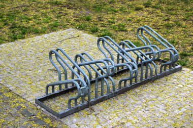 Parkta boş bisiklet standı