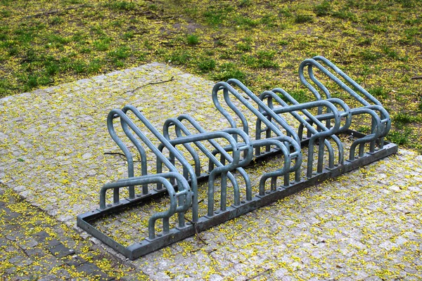 Pie de bicicleta vacío en un parque — Foto de Stock