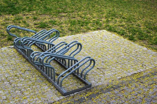 Pie de bicicleta vacío en un parque —  Fotos de Stock