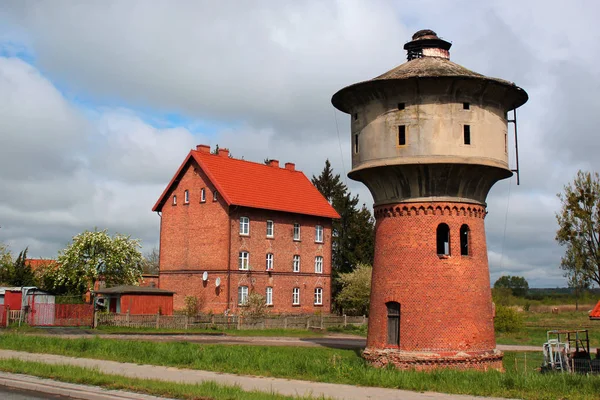 Antigua torre de agua abandonada cerca de Wegorzewo, Voivodato Warmian-Masurian, Polonia . — Foto de Stock