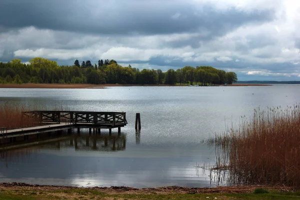 Озеро Мамри близ Вегорзево, Варминско-Мазурское воеводство, Польша . — стоковое фото