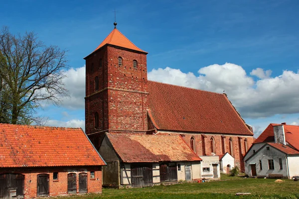 Gotycki kościół Niepokalanego Serca Najświętszej Maryi Panny w Barciany, Województwo Warmińsko-Mazurskie, Polska. — Zdjęcie stockowe