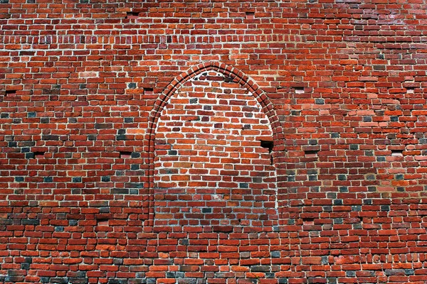 Цегляне вікно в стіні з червоної цегли — стокове фото