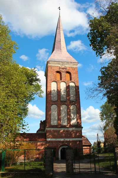 Eglise de la Mère de Dieu depuis la Porte de l'Aube à Drogosze, Voïvodie de Warmie-Masurie, Pologne . — Photo