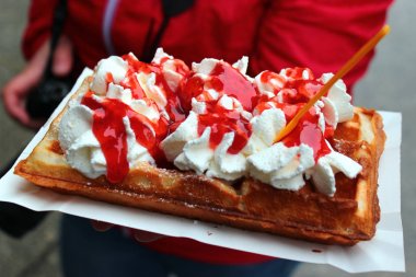 Lehçe geleneksel waffle (gofry) bir sokak kafede Gdansk, Polonya
