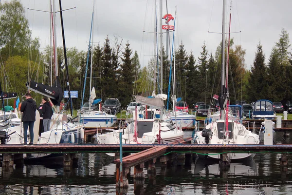 Yachts and sailboats in Wegorzewo marina, a tourist town in the Warmian-Masurian Voivodeship, Poland. — Stock Photo, Image