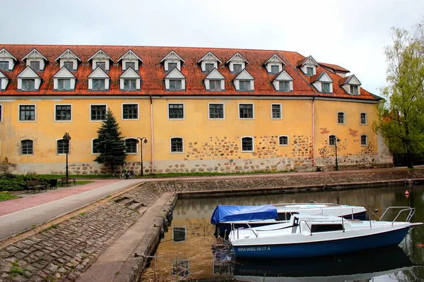 Lodě kotvíné nedaleko historického hradu ve Wegorzewo, turistické město ve Warmian-Masurském vojvodství, Polsko. — Stock fotografie