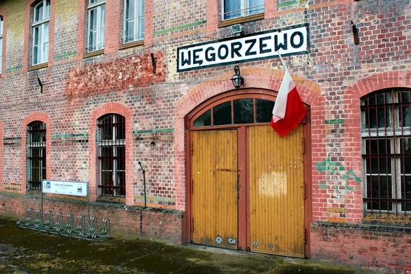 Stará železniční stanice Wegorzewo, turistické město ve Warmian-Masurském vojvodství, Polsko. — Stock fotografie