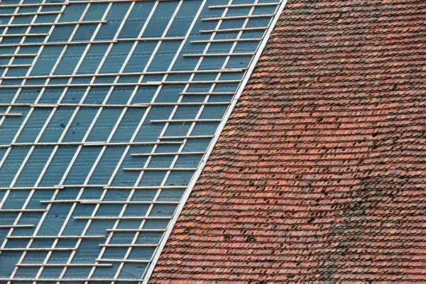 Плитковий дах з обрешіткою — стокове фото
