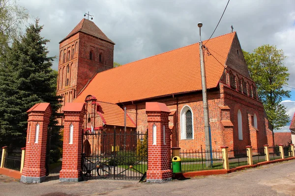 Kerk van het Heilig Kruis in Srokowo, Polen — Stockfoto