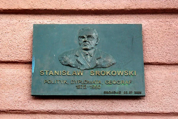 Placa comemorativa para o geógrafo e diplomata polonês Stanislaw Srokowski na prefeitura de Srokowo, nomeada em sua homenagem em 1950 . — Fotografia de Stock