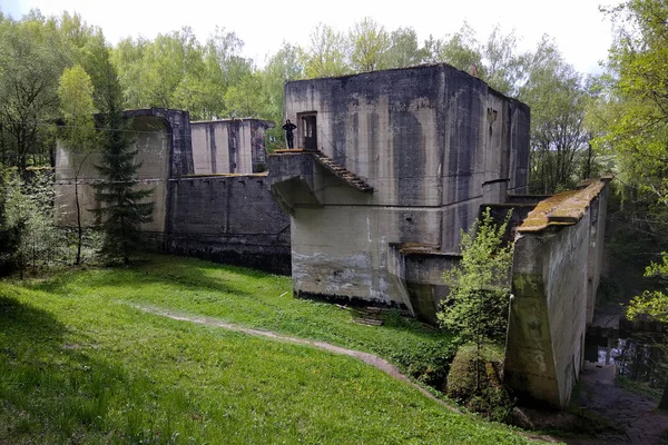 Fechadura de concreto gigante inacabada em Lesniewo Gorne - parte do Canal Masuriano na antiga Prússia Oriental . — Fotografia de Stock