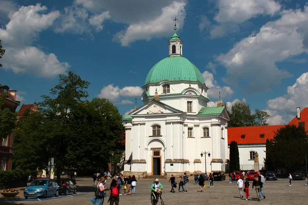 St. Kazimierz Church at the Market Square in the historic district of Warsaw New Town. — Stock Photo, Image
