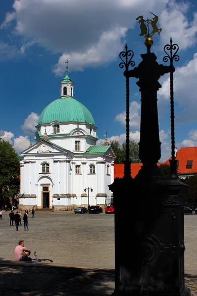 St. Kazimierz Church at the Market Square in the historic district of Warsaw New Town. — Stock Photo, Image