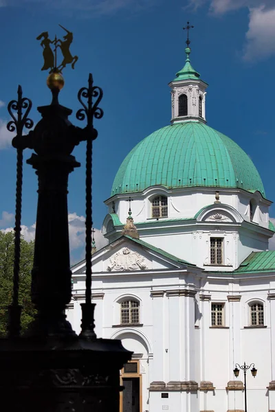 Iglesia de San Kazimierz en la Plaza del Mercado en el distrito histórico de Varsovia Ciudad Nueva . —  Fotos de Stock