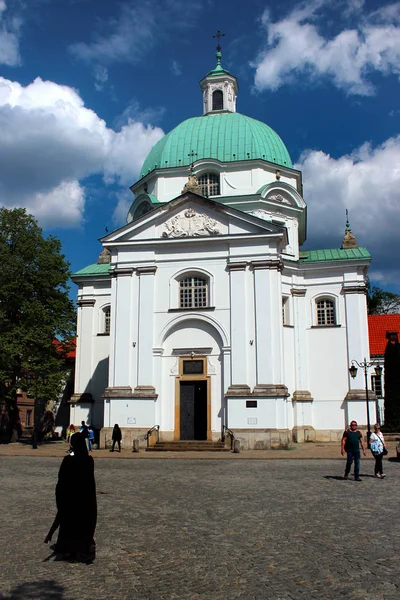 St. Kazimierz-Kirche auf dem Marktplatz im historischen Viertel der Warschauer Neustadt. — Stockfoto