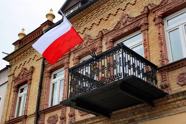 Bandera de Polonia en un balcón — Foto de Stock