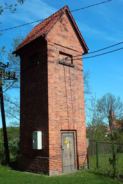 Bóveda de transformadores en la antigua torre de ladrillo rojo en la ciudad de Sepopol en el condado de Bartoszyce, Voivodato Warmian-Masurian, Polonia. Antes de 1945 formaba parte de Alemania (Prusia Oriental) ). — Foto de Stock