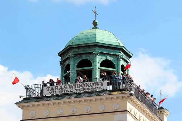 Persone sul ponte di osservazione sul campanile della chiesa di Sant'Anna a Varsavia, Polonia — Foto Stock