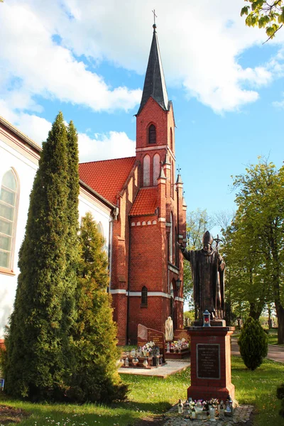 Igreja da Exaltação da Santa Cruz em Korsze, uma cidade em Warmian-Masurian Voivodeship, Polônia — Fotografia de Stock