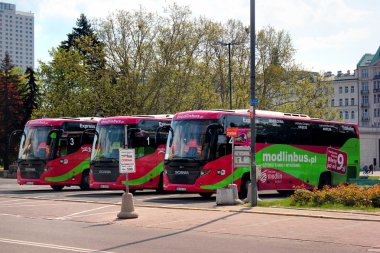  Varşova Modlin Havaalanı'ndan Varşova şehir merkezine doğrudan otobüs bağlantısı sunan tek havayolu şirketi modlinbus otobüsleri.