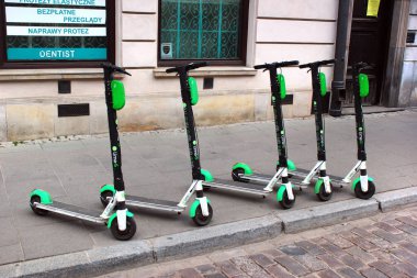 Elektrikli scooter varşova sokaklarında her yerde vardır. Onlar şehir etrafında dolaşmak için hızlı ve kolay bir yol sağlar. 