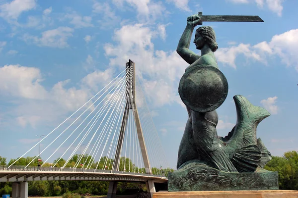 Zeemeermin (Syrenka) standbeeld, het beroemde symbool van de stad, aan de rivieroever van de Vistula. Warschau, Polen. — Stockfoto