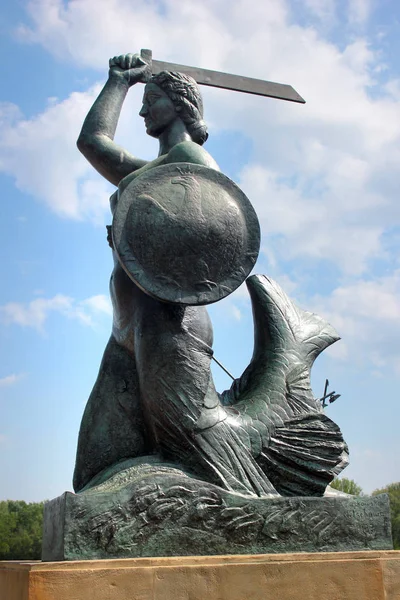 Estatua de sirena (Syrenka), el famoso símbolo de la ciudad, en el terraplén del río Vístula. Varsovia, Polonia . — Foto de Stock