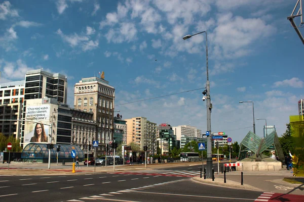 Blick auf die swietokrzyska-Straße im Zentrum Warschaus mit Fahrradwegen und anderer fahrradfreundlicher Infrastruktur. — Stockfoto