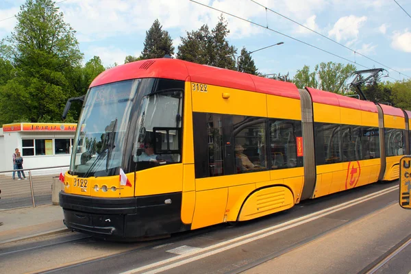 Spårvagn i polska huvudstaden Warszawa är det populära läget för kollektivtrafiken. — Stockfoto