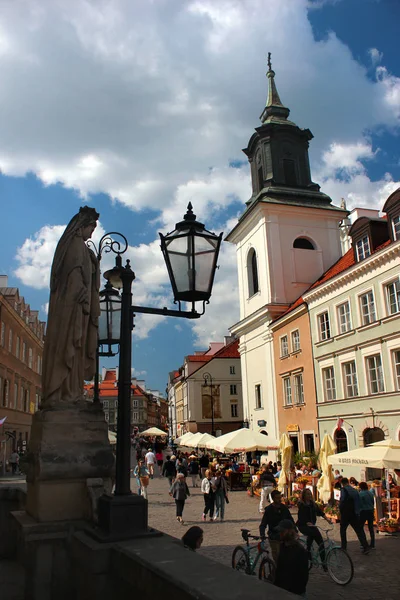 Uitzicht op de historische Freta-straat tussen de oude binnenstad van Warschau en de nieuwe stad. — Stockfoto