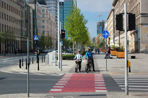 Vista de la calle Swietokrzyska en el centro de Varsovia, con carriles bici y otras infraestructuras para ciclistas . — Foto de Stock