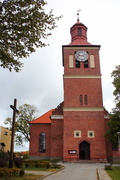 La iglesia de los Santos Pedro y Pablo en Wegorzewo, una ciudad turística en el Voivodato Warmiano-Masuriano, Polonia . — Foto de Stock