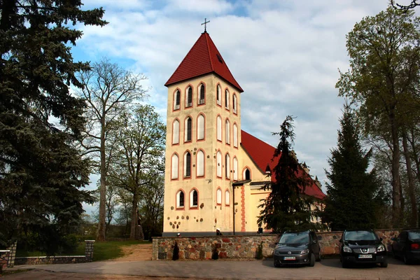 Chiesa parrocchiale di St. Antoni Padewski nel villaggio Banie Mazurskie, Goldap powiat, Voivodato Warmiano-Masuriano in Polonia — Foto Stock