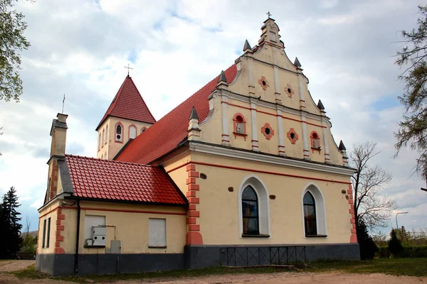 Igreja paroquial St. Antoni Padewski em Banie Mazurskie aldeia, Goldap powiat, Warmian-Masurian Voivodeship na Polônia — Fotografia de Stock
