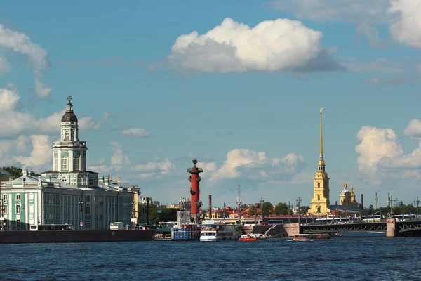 Uitzicht op Kunstkamera, Peter en Paul Fortress en spit van Vasilievsky Island, de centrale bezienswaardigheden van de stad. — Stockfoto