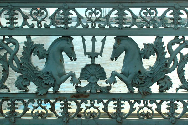 Altes metallgeländer der annunciation bridge in st. petersburg, russland — Stockfoto