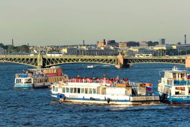 Saint Petersburg Neva nehri üzerinde gemi turları ve tekne gezileri, Rusya