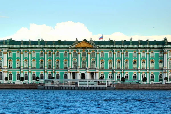 Widok pałacu zimowego, obecnie Państwowe Muzeum Ermitażu w Sankt Petersburgu, Rosja — Zdjęcie stockowe