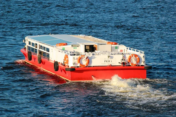 Cruises en boottochten op de rivier de Neva in Sint-Petersburg, Rusland — Stockfoto