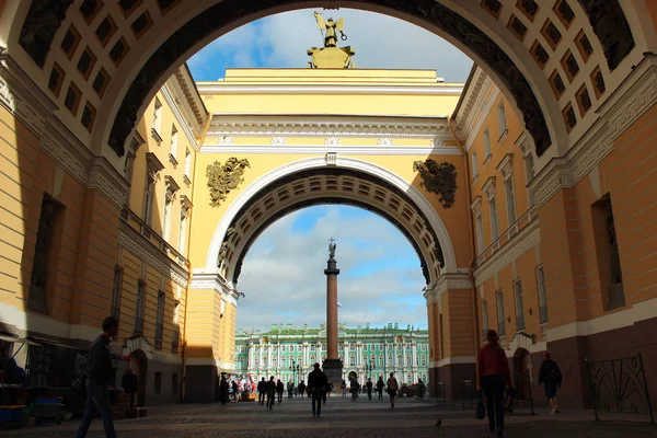 Łuk Triumfalny generalnego budynku sztabu, upamiętujący rosyjskie zwycięstwo nad napoleońską we Francji w wojnie Ojczyźnianej z 1812. — Zdjęcie stockowe