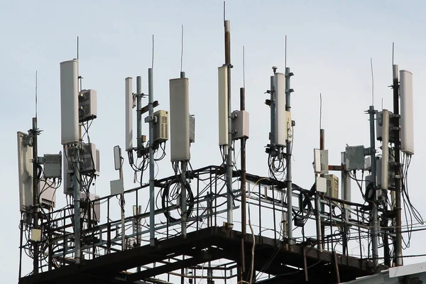3g, 4g ve 5g hücresel antenler. Temel Alıcı İstasyonu. Telekomünikasyon kulesi. Kablosuz İletişim Anten Vericileri.