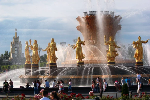 Fuente de la Amistad de las Naciones en VDNKh en Moscú, Rusia — Foto de Stock