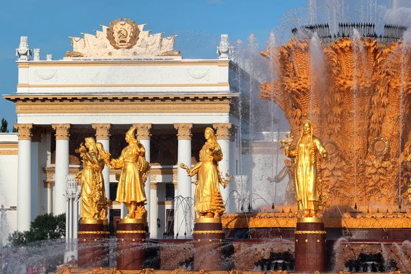 Fuente de la Amistad de las Naciones en VDNKh en Moscú, Rusia — Foto de Stock