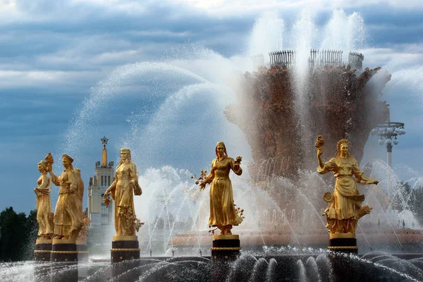 Brunnen der Völkerfreundschaft am vdnkh in Moskau, Russland — Stockfoto