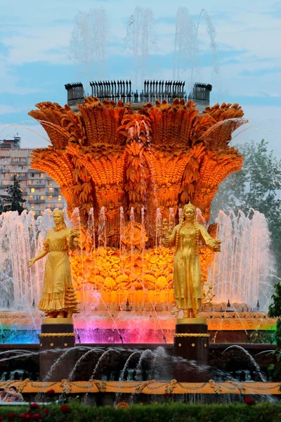 La fuente de flores de piedra en Moscú, Rusia — Foto de Stock