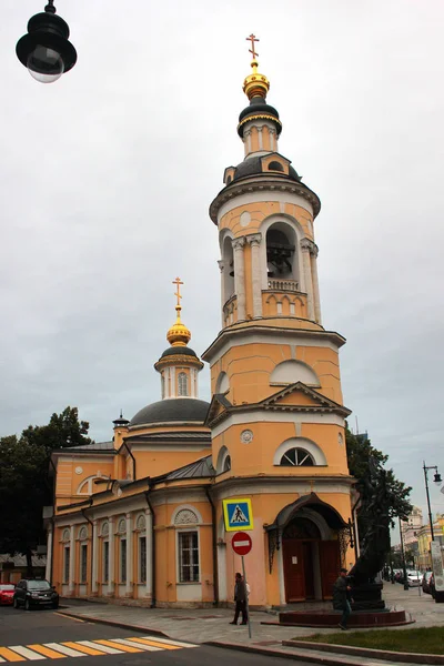 Church of Nativity of the blessed virgin in Kulishki and monument to children of Beslan in Moscow, Russia — Stock Photo, Image