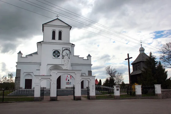 Igreja Católica em Przerosl, uma aldeia no Condado de Suwalki, Podlaskie Voivodeship, no nordeste da Polônia . — Fotografia de Stock