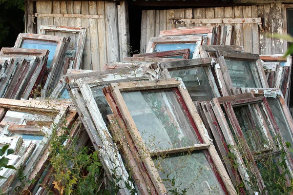 Tumpukan bingkai kayu tua dan jendela — Stok Foto